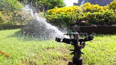泉水<strong>系统</strong>用于花园中的植物浇水，4k超<strong>高清</strong>慢速运动。